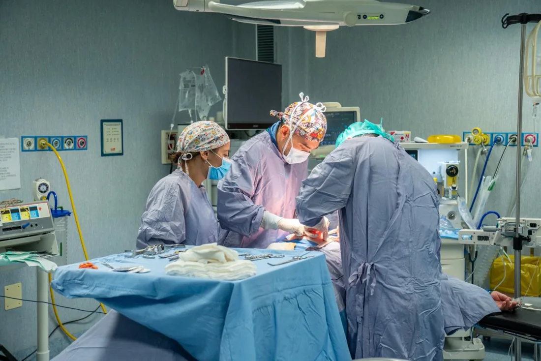 Équipe impegnata nell’attività chirurgica in sala operatoria